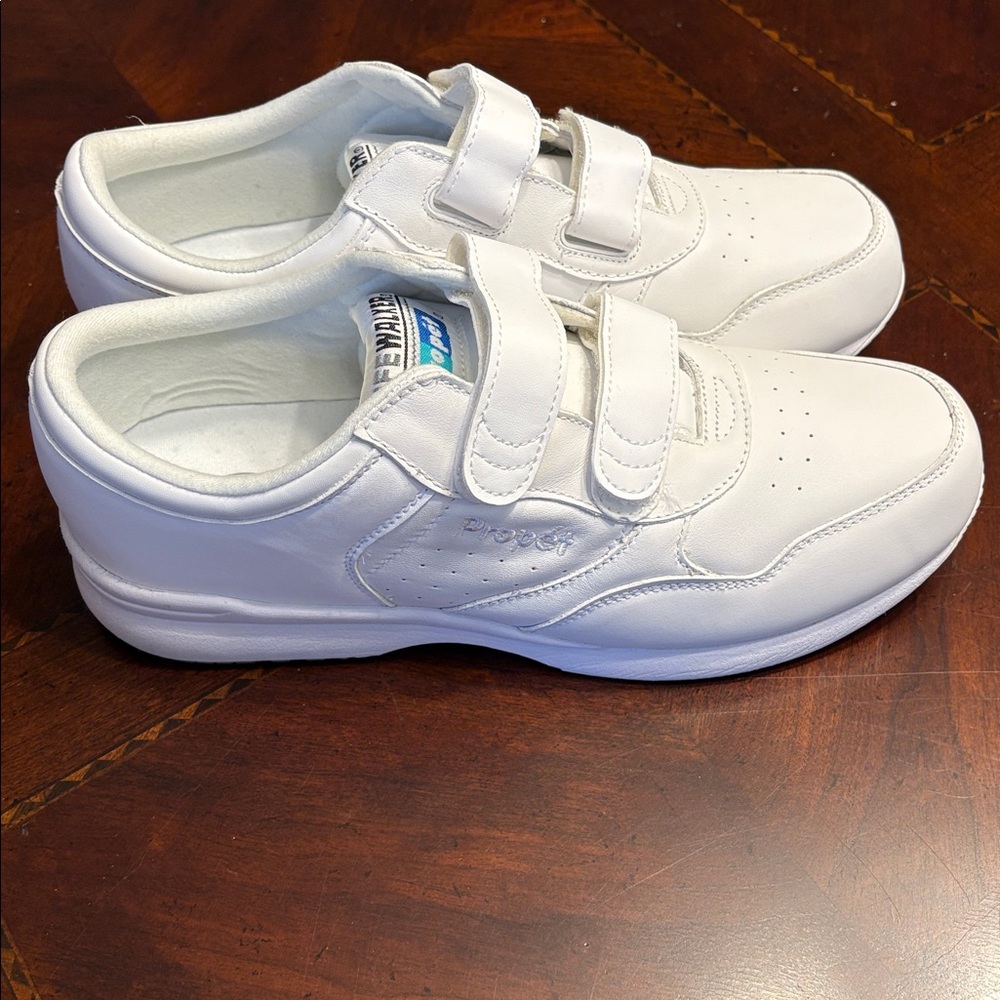 PROPET MEN’s LIFE WALKER STRAP WHITE SNEAKERS Size 10 1/2. LIKE NEW-worn once.